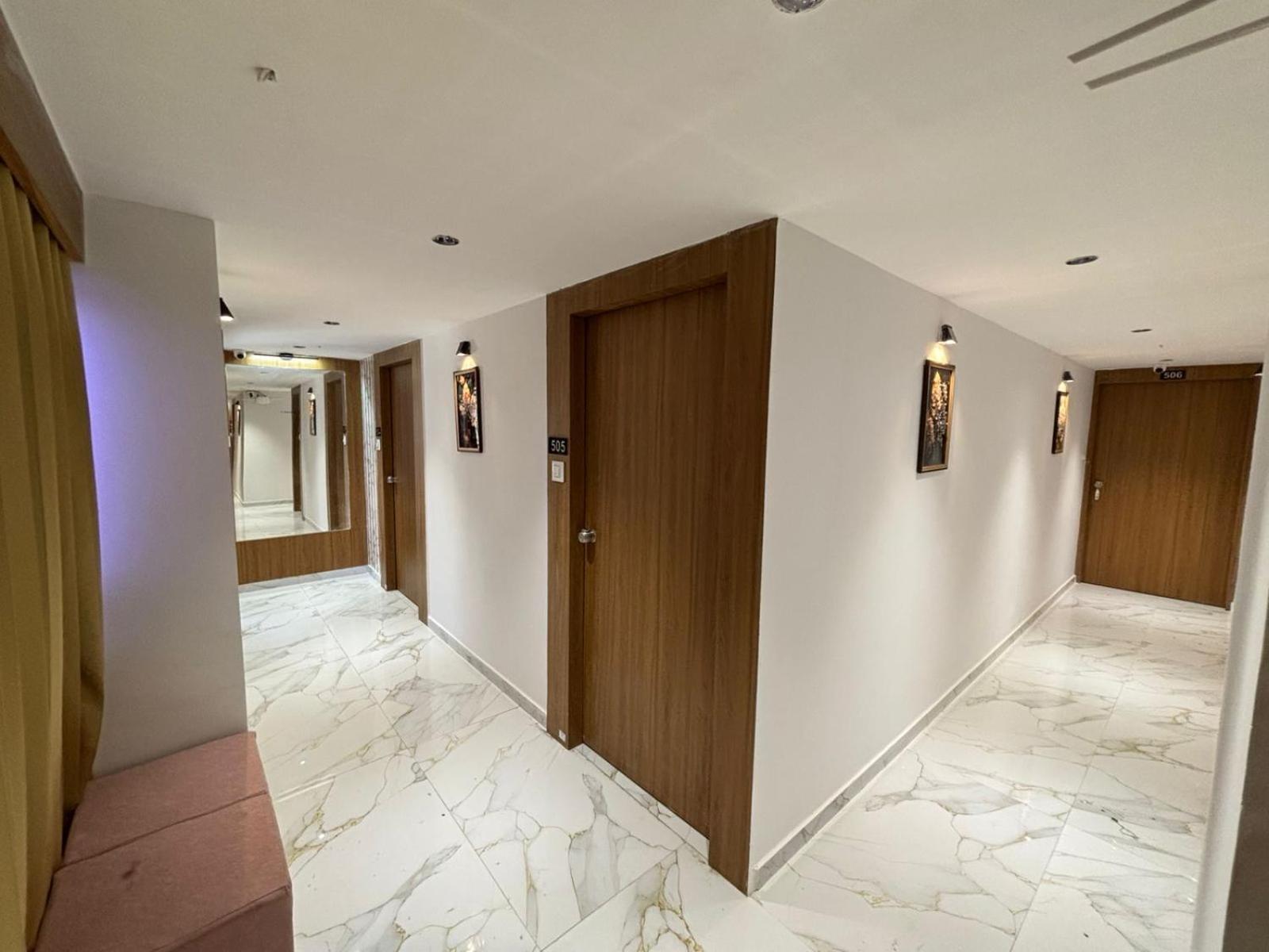 Hotel Phoniex アーメダバード エクステリア 写真