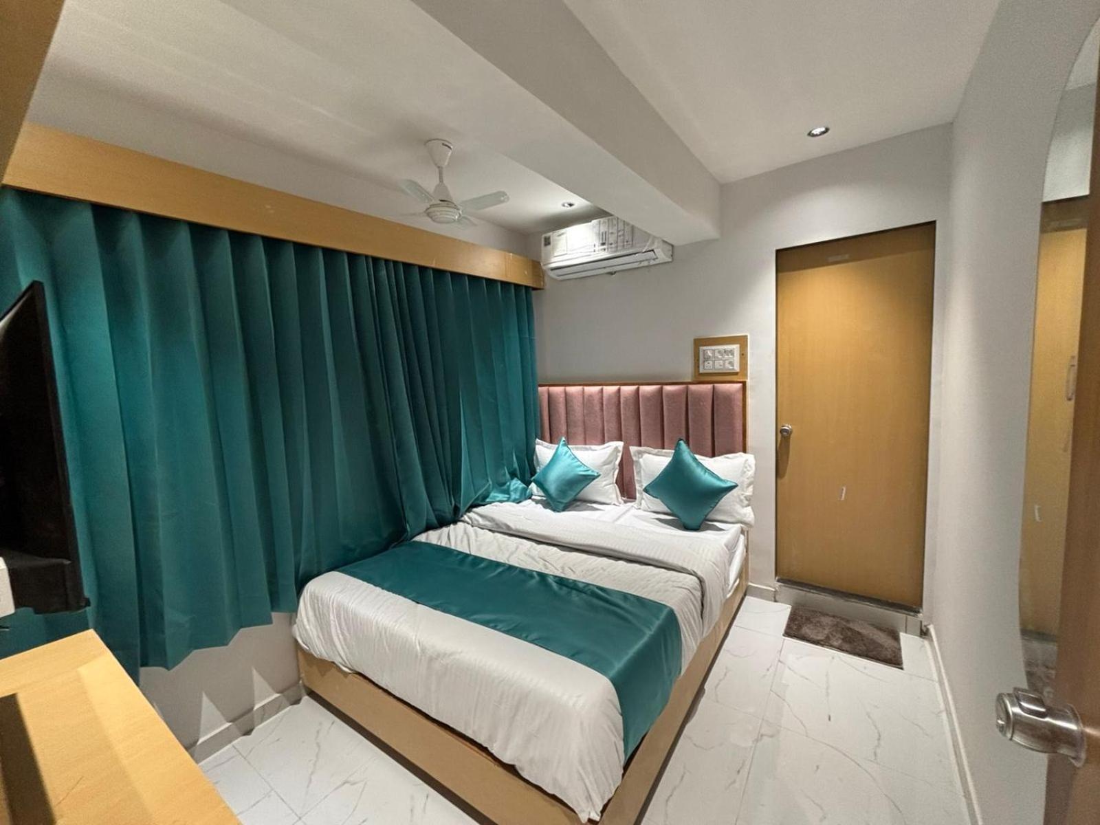 Hotel Phoniex アーメダバード エクステリア 写真