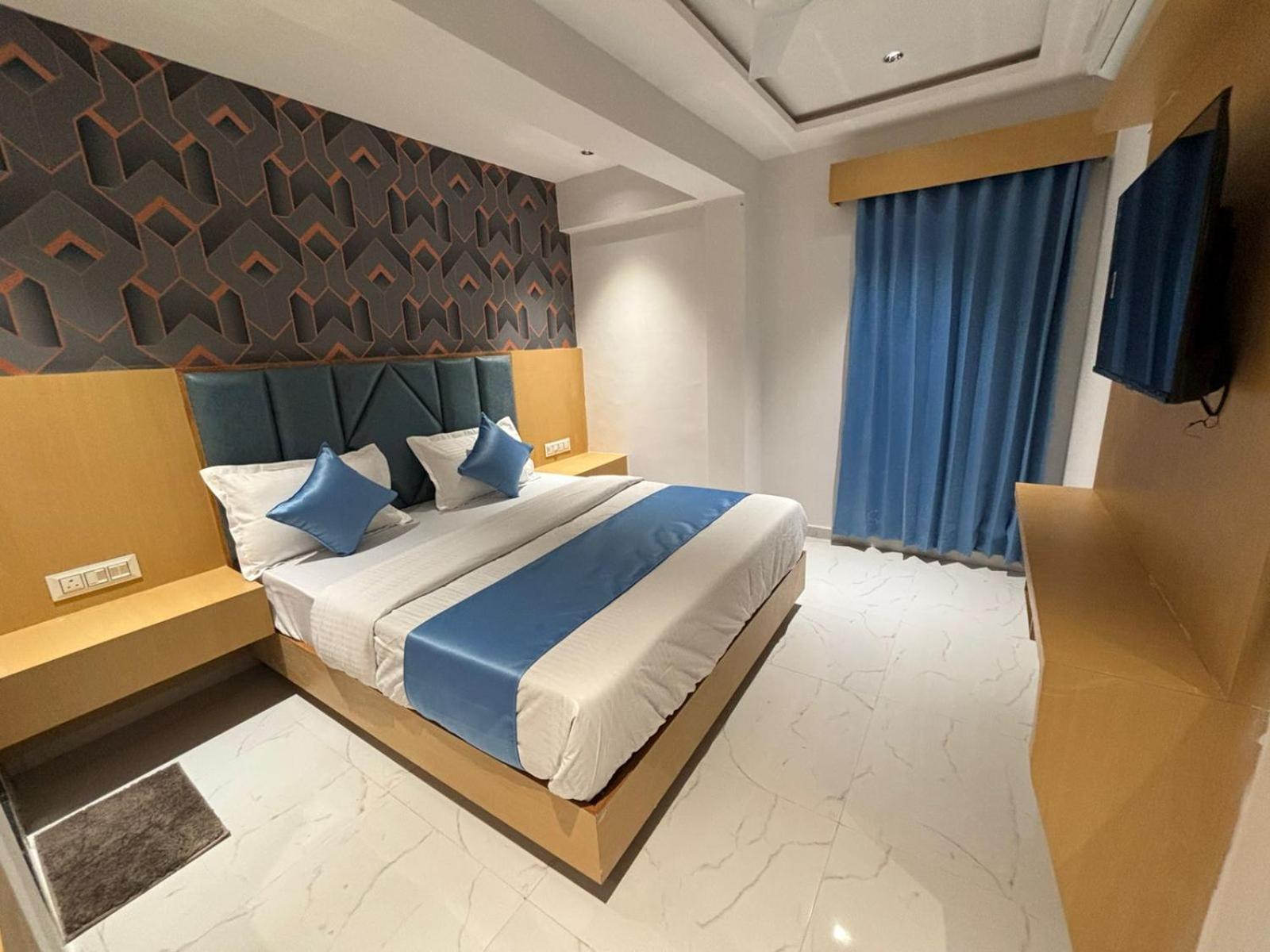 Hotel Phoniex アーメダバード エクステリア 写真